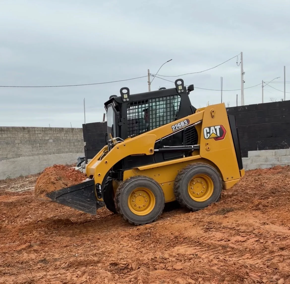 Mini carregadeira CAT da Carpejani em serviço
