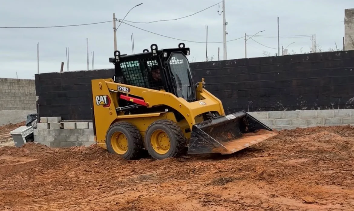 Serviço de terraplanagem com mini carregadeira