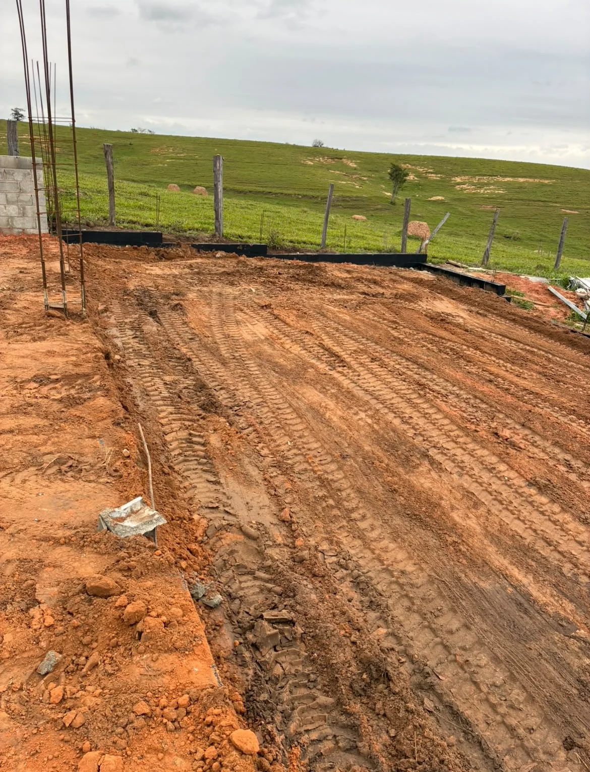 Terreno nivelado após serviço da Carpejani