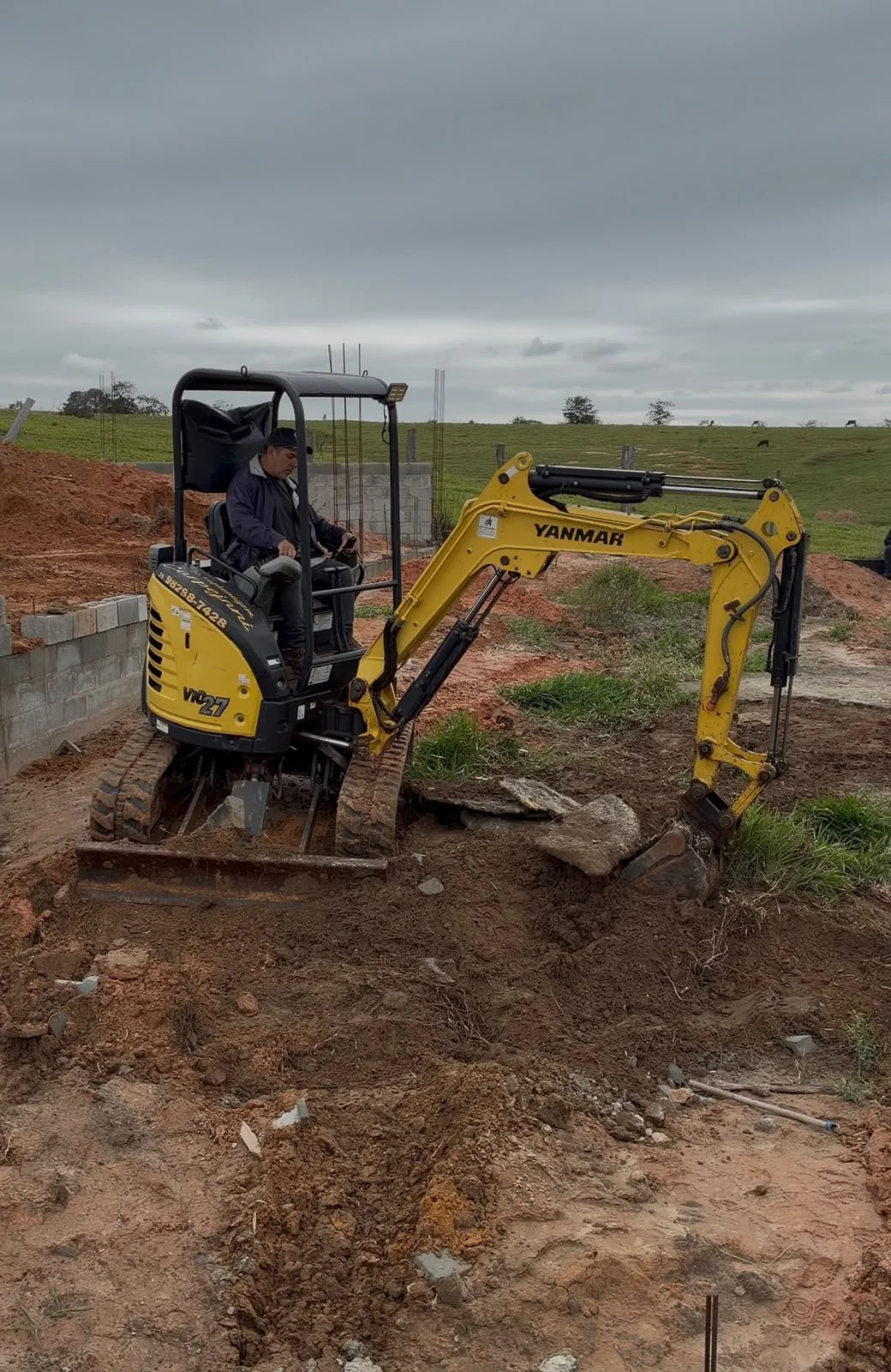 Mini escavadeira Yanmar da Carpejani em operação